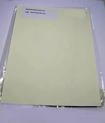Hoja de papel de formato DIN A4, con el reverso autoadhesivo, cubierto de con una lámina de plástico de espesor inferior a la mitad del espesor total.
Está diseñado para el etiquetado de productos envasados en vidrio.
El papel es de celulosa y su espesor es de 130 μm.
El adhesivo es permanente de tipo acrílico base agua.
El soporte es un film de poliéster de 30 μm de espesor.