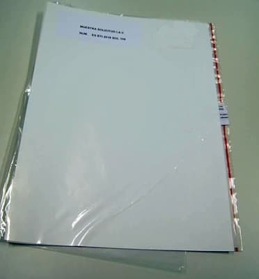Hoja de plástico blanco de formato DIN A4, con el reverso autoadhesivo, cubierto de con una lámina de papel de espesor inferior a la mitad del espesor total.
Está diseñado para el etiquetado removible de productos.
La hoja de plástico es de polipropileno y su espesor es de 60 μm.
El adhesivo es removible de tipo acrílico base agua.
El soporte es una hoja de papel cristal blanco de 54 μm de espesor.
