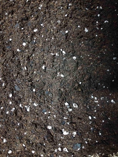 Preparación en forma de sustrato de cultivo de color marrón claro con trocitos más oscuros y otros blancos, formado por una mezcla de fibras, turba, minerales y otros elementos.
Se usa como producto para mejorar la tierra de cultivo.
Fibra de coco, turba de sphagnum, compost vegetal y perlita.
Se presenta en sacos de plástico con un volumen de 50 litros y un peso aproximado de 13 – 13,5 kg.