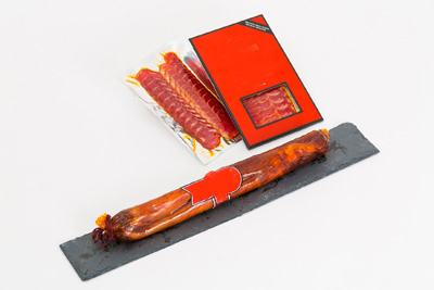 Lomo adobado con pimentón, seco y embuchado en tripa artificial, crudo, de cerdo ibérico, listo para comer directamente.
Se usa para la alimentación humana.
El producto es un lomo de cerdo ibérico entero o loncheado.
Se presenta envasado al vacío en bolsas individuales, en pieza o loncheado.