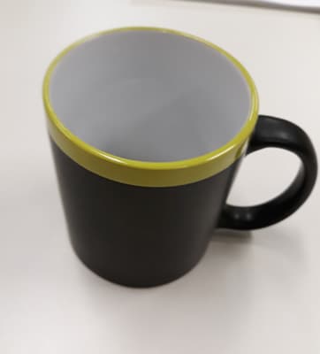 Taza/jarra de cerámica presentada conjuntamente con seis tizas para escribir.
Se vende conjuntamente como porta-lapiceros de decoración.
La taza/jarra es de loza o barro fino.
Dimensiones de la taza: 95 x 80 mm.