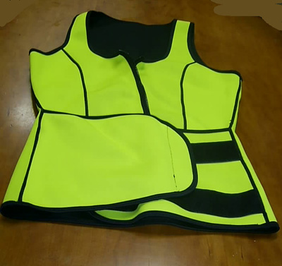 Chaleco sin mangas para gimnasio confeccionado caucho, poliéster y nailon. Con cremallera.
Se utiliza para la práctica de deporte
El chaleco está hecho de caucho 120g/m2, poliéster 60g/m2.