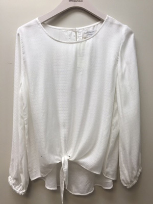 Blusa de mujer confeccionada en fibras artificiales. Manga larga.
Se utiliza como prenda de vestir.
Está confeccionada en fibras proteicas o proteínicas, composición 100% caseína.