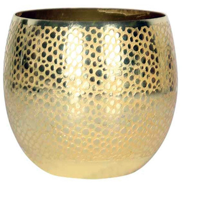 Artículo de decoración de forma circular con base de 5 centímetros de diámetro y una altura de 7 centímetros. El interior es liso y el exterior presenta un acabado en relieve.
Se presenta con una pequeña vela tea light en su interior, de 3 centímetros de diámetro y 1 centímetro de alto.
Se utiliza como articulo decorativo.
La composición del envase es de metal común y la vela de parafina.