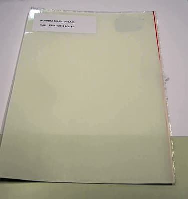 Hoja de plástico transparente de formato DIN A4, con el reverso autoadhesivo, cubierto de con una lámina de papel de espesor inferior a la mitad del espesor total.
Está diseñado para aplicaciones exteriores e interiores de corta duración.
La hoja de plástico es de PVC y su espesor es de 80 μm.
El adhesivo es permanente de tipo acrílico base agua.
El soporte es una hoja de papel cristal blanco de 62 μm de espesor.