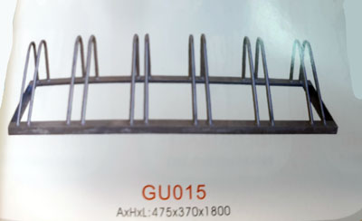 Manufactura de hierro fabricada con tubos de hierro cincados. Tiene una base rectangular sobre la que están soldados doce tubos arqueados, y tiene unas medidas totales de 475 x 370 x 1800 mm. Está diseñada para fijar de forma permanente en el suelo y poder aparcar las bicicletas sobre ella.
Se utiliza para aparcar bicicletas.