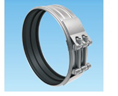 Accesorio de conexión para tuberías.
Se utiliza para para unir tuberías sin roscar.
Consiste en una abrazadera formada por una pletina sujeta por dos barriles con tornillos de bloqueo, disponiendo de un anillo interior (junta) de caucho.
Material: acero inoxidable AISI304 (INOXA2) y AISI316 (INOXA4) con junta EPDM, tornillos M6.
Diámetro exterior: 149; 175 y 226 mm.
Anchura: 49 mm.