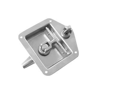Dispositivo de cierre con cerradura incorporada, en chapa acero cincada.
Se utiliza como seguro en la caja de herramientas instalada en los vehiculos no automoviles (remolques).
Tiene una longitud de 124 mm y una anchura de 121 mm.