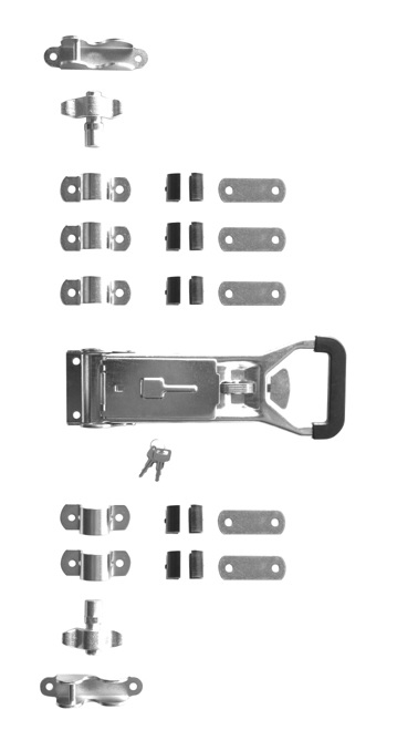 Cierre tipo falleba, con cerradura con llave incorporada, con una longitud de 85 mm y una anchura de 320 mm en su parte más estrecha, que se presenta para su venta al por menor con las abrazaderas.
Se utiliza en los vehiculos no automoviles (remolques) para cerrar la puerta trasera.
Chapa de acero cincado.