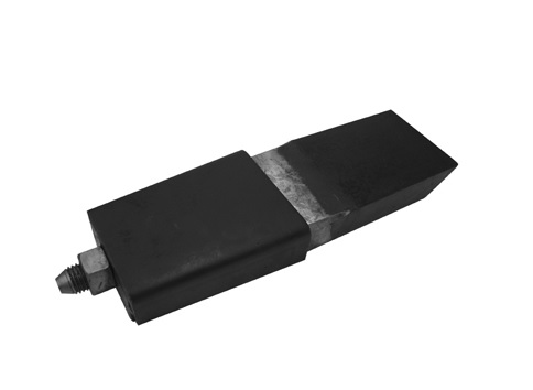 Cuña con tornillo realizada en pletina de acero.
Se utiliza en vehiculos no automoviles (remolques) para dar consistencia al pilar lateral.
Tiene unas medidas de 365 mm de longitud, 110 mm de ancho en uno de sus extremos y 30 mm de grosor.