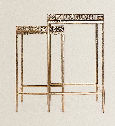 Mueble de metal, mesa. Compuesta por una estructura de metal y un tablero de vidrio. La mesa dispone de dos tamaños según descripción en documento aportado.
Se utiliza como mobiliario.
La composición en volumen de cada mesa es 70 % hierro, 18 % vidrio y 12 % aglomerado, siendo la estructura 100 % hierro y el tablero 60 % vidrio, 40 % aglomerado.