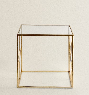 Mueble de metal, mesa. Compuesta por una estructura de metal y un tablero de vidrio. 
Medidas.51*41*51CM.
Se utiliza como mobiliario
La composición en volumen es 70 % hierro, 30 % vidrio, siendo la estructura 100 % hierro y el tablero 100 % vidrio.