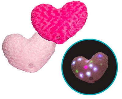 Cojín decorativo con luz interior de materia textil (100 % poliéster), y relleno (100 % poliéster), tiene forma de corazón y lleva luces internas tipo LED que funcionan con pilas. Presenta una abertura que se cierra con velcro para poder acceder al interior y cambiar las pilas.