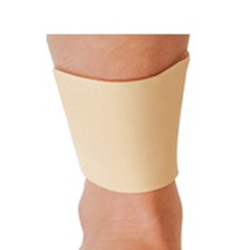 Protector tibial (apósito) para evitar el dolor debido a la presión ejercida sobre la tibia por el roce del calzado. Autoadherente. Fabricado en silicona " Aqua " reparte la presión y disipa los roces. Debido a su fino espesor, ocupa poco espacio. Lavable y reutilizable para aproximadamente 25 lavados.
Medidas 9,5cmX9,5cm.
Acondicionado para la venta al por menor en un envase con una unidad.
Se utiliza para aliviar las molestias del roce del calzado.
Silicona y licra.