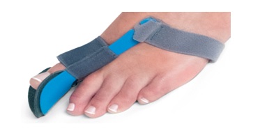Corrector (férula)  para el tratamiento de las deformidades del primer dedo del pie (juanete o hallus valgus). Ejerce presión contra el juanete que reduce el desarrollo del mismo y evita el dolor. No se debe forzar la articulación de tal manera que el dolor impida el descanso durante la noche. No ponerse de pie ni andar con el corrector puesto.
Alivia el dolor y mantiene el dedo gordo en posición correcta durante la noche.