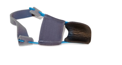 Corrector para el tratamiento de las deformidades del primer dedo del pie (juanete o hallus valgus). Ejerce presión contra el juanete que reduce el desarrollo del mismo y evita el dolor. No se debe forzar la articulación de tal manera que el dolor impida el descanso durante la noche. No ponerse de pie ni andar con el corrector puesto.
Alivia el dolor y mantiene el dedo gordo en posición correcta durante la noche.