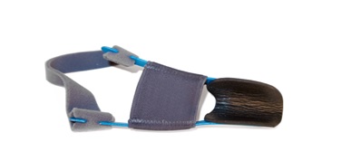 Corrector para el tratamiento de las deformidades del primer dedo del pie (juanete o hallus valgus). Ejerce presión contra el juanete que reduce el desarrollo del mismo y evita el dolor. No se debe forzar la articulación de tal manera que el dolor impida el descanso durante la noche. No ponerse de pie ni andar con el corrector puesto.
Alivia el dolor y mantiene el dedo gordo en posición correcta durante la noche.