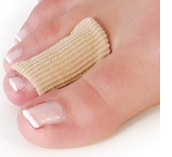Protección tubular (apósito) para la protección de los dedos de los pies, con disco de gel y recubierto de tejido elástico. Se presenta a la venta al por menor en envases de dos unidades. Tallas S, M, L, y XL.
Se utiliza para aliviar las molestias por callosidades, dedos en martillo y traumatismos.
Gel y tejido elástico.