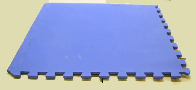 Revestimiento para el suelo en forma de puzle.
Está destinado a proteger la superficie sobre la que está colocada contra daños y proteger a los niños.
Está formado por 8 placas de aproximadamente 63 × 63 cm y un espesor de 1 cm, de EVA (etileno y acetato de vinilo).
Los bordes de las placas individuales están dentados y encajan unas con otras siguiendo el principio de los rompecabezas y se extienden firmemente sobre otra superficie para formar una alfombra.