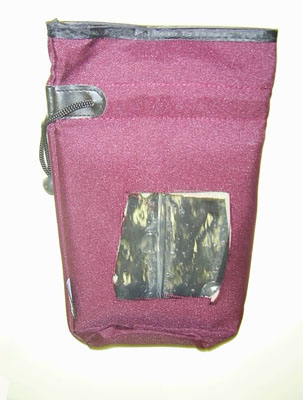 Acumulador de frío en forma de bolsa de plástico integrada en una bolsa de tejido, que contiene una solución consistente en agua y un compuesto orgánico, que se coloca en el congelador antes de su uso y se destina a mantener fría la botella.