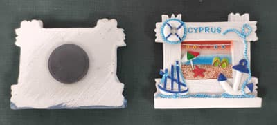 Artículos decorativos de diversas formas (rectangular, cuadrada, redonda o con formas especiales como una tortuga, un pie, una tabla de surf, etc.).
Se colocan como adornos en las puertas de los frigoríficos.
Están compuestos por unas placas de resina con motivos decorativos y un imán permanente de ferrita de bario aglomerada. 
Medidas: 7 x 5,5 cm (aunque pueden variar en función de su forma).
Peso: 57 g (pudiendo variar en función de su forma).