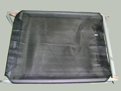 Mueble de metal consistente en una estructura de cuatro patas y una superficie textil. Desmontable.
Dimensiones: 89 x 58 x 20 cm.
Se utiliza como lugar de descanso para mascotas
Metal y textil