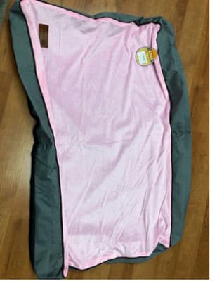 Cojín relleno con funda extraíble. Dispone de cremallera.
Se utiliza para el descanso de las mascotas.
Confeccionado en tejido de fibras de poliéster 100% y relleno de fibra de poliéster hueca, conjugada y siliconada.