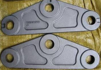 Placa de forma triangular de acero sin alear obtenida por forja.
Placa de forma triangular de acero sin alear obtenida por forja.
Tiene una longitud máxima de aproximadamente 330,25 mm, un espesor de 20 mm y tres orificios circulares en los ángulos.