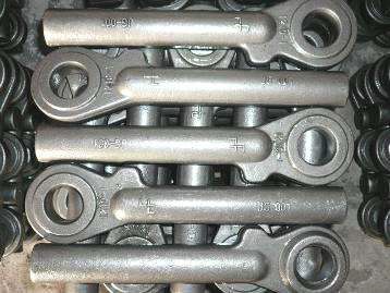Pieza en forma de armella de acero aleado obtenida por forja.
Se utiliza, una vez mecanizada, en las niveladoras agrícolas para la sujeción de la pala.
Tiene una base tubular con un diámetro exterior de 45 mm, una parte superior en forma anillo cilíndrico con diámetro de 56 mm, y una longitud total de 380 mm.