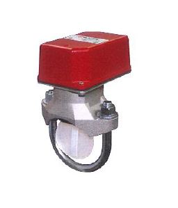 Detector de flujo de agua de tipo álabe o paleta para tuberías cargadas con agua en sistemas de seguridad contra incendio a base de rociadores.
Al circular el agua esta empuja el álabe que acciona un interruptor que genera la señal de alarma justo después de cierto retardo preestablecido, para lo cual dispone de un mecanismo de retardo neumático controlado.
Dispone de dos juegos de contactos: 125/250 Vca y 30 Vcc.