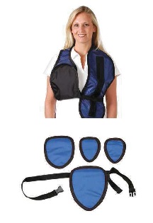 Protector de mama antirradiación diseñado para para pruebas de imagen de la columna. Este protector es muy adecuado para estudios de escoliosis. Está confeccionado en nailon u otro material textil y dispone en el interior de capas de un núcleo de vinilo combinado con polvo de metales radio-protectores como plomo, antimonio, tungsteno, bario y bismuto. De esta manera se crea un protector flexible que bloquea los rayos. Tiene cierre de hebilla.
El protector de mama es un artículo de protección de seguridad radiológica, diseñados para protegerse de los rayos X.