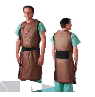 Delantal protector para hombres, contra las radiaciones, confeccionado en dos capas de nailon u otro material textil y el interior del delantal presenta capas de núcleo de vinilo combinado con polvo de metales radio protectores como el plomo, antimonio, tungsteno, bario y bismuto.
El delantal alivia la espalda transfiriendo el peso desde los hombros a las caderas con la ayuda de un cinturón de soporte lumbar de 15 cm. Tiene cierre de velcro y hebilla, una costura lateral con velcro para mayor libertad de movimiento.
El delantal se utiliza para protegerse de los rayos X.
