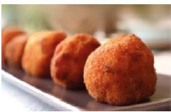 Croquetas gourmet artesanales de jamón ibérico. Se elabora la masa bechamel cocinada durante aproximadamente una hora y media en cuececremas calientes a temperatura superior a los 100º. Posteriormente se hace abatimiento de temperatura de las masas y se forman las croquetas que se rebozan en encolante y pan rallado. Se presentan congeladas. Es un producto precocinado y sólo hace falta freírlo para consumirlo.
Concebido para uso alimentario.
57% leche entera pasteurizada, 8% mantequilla, 8% harina de trigo, 11% jamón ibérico de cerdo, pan rallado.