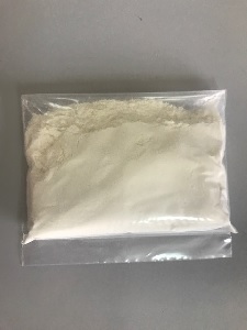 Producto de alimentación a base de leche desnatada en polvo. La materia grasa de la leche es del 1'5%.  Se presenta en sacos de 25 kilos o en big bag (sacas de entre 600 y 1.000kg).
Concebido para uso alimentario.
98% de leche desnatada en polvo, 2% de leche de mantequilla en polvo (leche con un máximo de 8% de grasa láctea, 50% de lactosa y 33% de proteína).