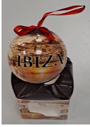Bola del tipo de las utilizadas como adorno navideño de plástico rígido decorada con motivos relativos a ciudades y países (las fotos adjuntas corresponden a IBIZA).
Está destinada para colgarse en un árbol de Navidad, para lo que dispone en la parte superior de un ojal de metal y una cinta textil.
La bola está rellena con poli estireno expandido.
Se presenta acondicionada en una caja de cartón para la venta al por menor.