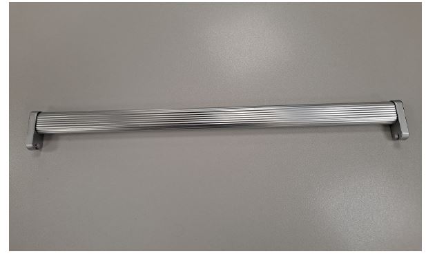 Perfil de aluminio de 36,5 cm, específicamente acondicionado para muebles (armarios), con herrajes fijos en los extremos como elementos de fijación.
Sirve como elemento para colgar perchas.
Aluminio