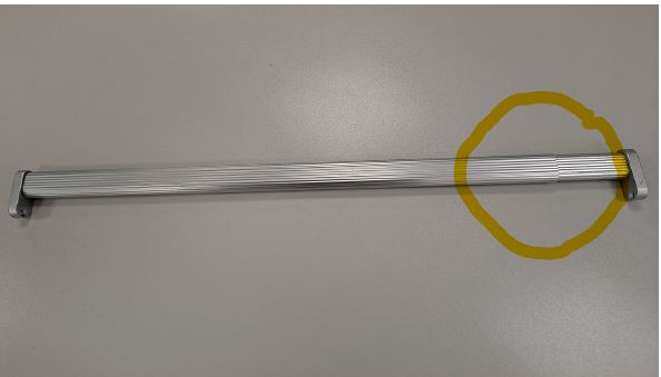 Perfil de aluminio de 40 cm, que se puede extender 36 cm adicionales estirando un segundo perfil ubicado en el interior del primero. El producto lleva incorporados, como elementos de fijación, sendos herrajes fijos en sus extremos.
Sirve como elemento para colgar perchas.
Aluminio