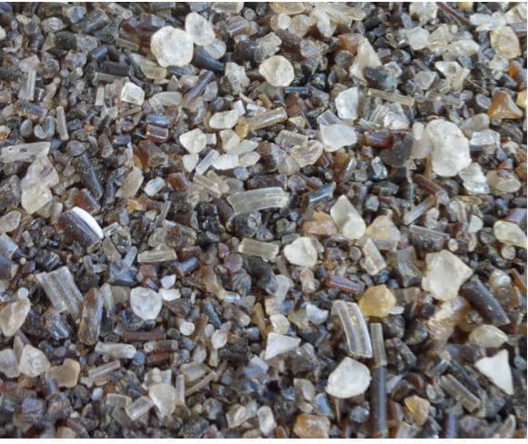 Trozos irregulares y grumos de varias tonalidades de una única materia termoplástica de Copolímeros de estireno-acrilonitrilo (SAN).
El producto se utiliza para la fabricación de envases de cosméticos, electrodomésticos y productos electrónicos.
El producto se suministra a granel en sacos.