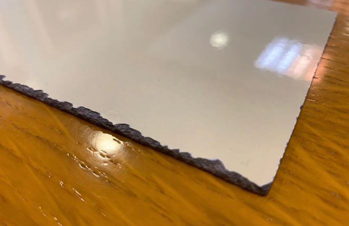Lamina de alta presión (estratificada), consistente en una plancha multicapa, rígida, rectangular formada a partir de una mezcla de una resina amínica con pasta de celulosa prensada, y revestida con una capa decorativa sobre una de las caras de melamina.
Se utiliza en la fabricación de mobiliario, muebles de cocina, revestimientos, tabiques, estanterías, etc.
Dimensiones: 1300x2800x2,2 mm.