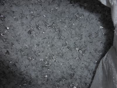 Desechos de tubos PERT-AL-PERT y PEX-AL-PEX (tubos multicapa de polietileno reticulado y aluminio, resistentes a altas temperaturas) en forma de viruta triturada.
El destino del producto es la recuperación del aluminio.
Dicha viruta triturada se compone de dos materiales distintos: polietileno y aluminio. El porcentaje aproximado de plástico y aluminio nunca es exacto, pero ronda la proporción 65 % - 35 %.
La presentación es en sacos.