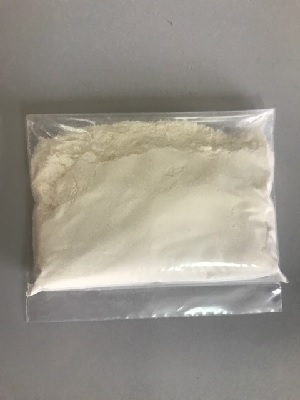 Preparación alimenticia en de polvo blanco amarillento a base de leche desnatada en polvo (87 %), permeator en polvo (12 %) y grasa vegetal (1 %). La materia grasa de la leche es del 1.25 %. Se presenta en grandes bolsas o en sacos de 25 kg.
Se usa para la alimentación humana.
Leche desnatada en polvo: 87%, permeator: 12% y grasa vegetal: 1.5%.
No contiene lactosuero, aceite de girasol,
queso fundido en ninguna variante, caseinato, fosfatodisódico ni ácido láctico