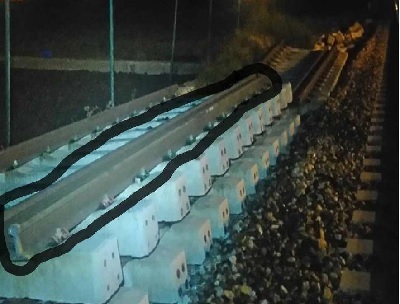 Tramos de vía montada, compuesta por los carriles y sus traviesas tipo Stedef.
Se trata de un material fuera de uso procedentes de las vías ferroviarias. Según señala el solicitante, este material no será utilizado para su uso primitivo, sino que su destino es la fundición para su posterior transformación en hierro nuevo.
La expedición está formada por 279 parejas de vías montadas, formadas por carriles de 60 Kg/m de acero y traviesas bi-bloque tipo Stedeff, en tramos de 12 m, unidas con riostras de acero. 
El sistema de fijación de los carriles a la traviesa es de tipo Nabla, elástico y directo al no utilizar balastro. Esta sujeción se compone de los siguientes elementos: un anclaje de fijación a la traviesa; una grapa o lámina metálica de forma trapezoidal y de doble curvatura; una pieza de nilón, donde apoya esta grapa (tope aislante y elástico) y una placa de asiento de elastómero, intercalada entre el carril y la traviesa.
