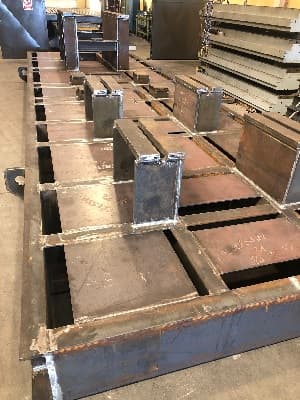 Bancadas para bombas de presión de fluidos.
Constituyen el soporte o zócalo donde se apoyan las bombas industriales de presión que se utilizan para mover fluidos (impulsión de fluidos).
Se fabrican en acero, y las medidas y peso varían debido a que se hacen según plano e indicaciones de los compradores.
A rasgos generales, tienen forma rectangular, construida en una sola pieza por vigas longitudinales o una chapa. También presentan puentes transversales donde se sitúan las superficies de apoyo del montante completamente planas y distribuidas equitativamente, presentando perforaciones.
