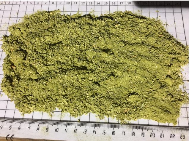La mercancía es hoja de olivo seca y triturada para enviar a granel. No está manipulada con
ninguna otra sustancia ni mercancía, la hoja de olivo tal cual recogida del árbol, seca con
calor y triturada.
Se presenta en “big box” de 350 kg