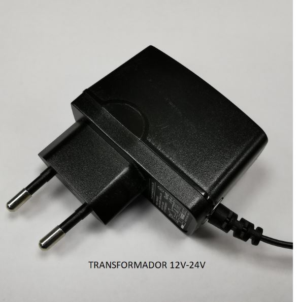 Convertidor estático en una carcasa de plástico (denominado «adaptador AC/DC») diseñado para convertir la corriente alterna (AC) (100-240 V) en corriente continua (DC) (12 V).
Se destina a la alimentación eléctrica de tiras formadas por varios diodos emisores de luz (LED).
La carcasa está equipada con unas clavijas (toma de corriente) para su conexión a la fuente de corriente alterna y con un cable eléctrico provisto de un conector tipo Jack de alimentación, que permite al adaptador AC/DC conectarse a la tira de diodos LED.