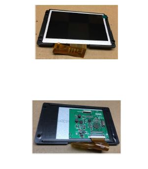 Pantalla TFT táctil de 4,3" con diagonal de pantalla de 11 cm. 

Una vez montada esta pantalla en el videoportero automático, sirve para recibir dentro de la vivienda una llamada sonora desde el video-intercomunicador de la puerta exterior del edificio y posibilidad de abrir dicha puerta. También tiene teclas sensibles para ajustar el tono de llamada y la imagen (brillo, contraste, color) y una tecla de función de videovigilancia para mostrar las imágenes desde el panel de entrada.

Estos aparatos completos consisten en una combinación de un teléfono de línea (hilo), una cámara de televisión y un receptor de televisión (transmisión por cable), así como un microteléfono, un pequeño teclado táctil, un altavoz (altoparlante) y un micrófono. Estos sistemas se montan a la entrada de los edificios donde existen varios apartamentos. Desde estos sistemas, los visitantes pueden llamar y hablar desde el exterior del edificio con un residente apretando el botón apropiado.

El artículo objeto de esta consulta de clasificación es una parte de dicho aparato, en concreto, se trata de la pantalla TFT táctil de 4.3" No se comercializa al por menor. Se acondiciona en embalajes de 450×300×275 mm con un total de 80 unidades en su interior.

El producto se ensambla junto a otros componentes (partes plásticas, tarjetas electrónicas, conectores, etc.) en un videoportero automático o videófono para edificios, que puede venderse individualmente, o bien como parte de un kit junto al módulo de conexión, la unidad exterior (placa de calle), la fuente de alimentación y los accesorios necesarios para su instalación (distribuidor de video).
Según aparece en la ficha técnica del fabricante, se utiliza en sistemas de vídeo de vehículos, DVD portátiles, videoporteros, multimedia y otros sistemas de vídeo.
El solicitante declara que, el producto se ensambla junto a otros componentes (partes plásticas, tarjetas electrónicas, conectores, etc.) en un videoportero automático o videófono para edificios, que puede venderse individualmente, o bien como parte de un kit junto al módulo de conexión, la unidad exterior (placa de calle), la fuente de alimentación y los accesorios necesarios para su instalación (distribuidor de video).
La pantalla esta controlada por un programa contenido en un solo chip. Dispone de dos conectores: uno de 4 pines, que permite la conexión a la fuente de alimentación y a la señal de video entrante, y otro de 9 pines, que se utiliza para ajustar el color, el brillo y el contraste.
Alimentación: DC9-18V (Standard：DC12V)
Sistema de señales que admite: PAL/NTSC. La placa PCB que controla la pantalla, convierte automáticamente entre el sistema PAL y NTSC.
No se comercializa al por menor. Se acondiciona en embalajes con un total de 80 unidades en su interior.