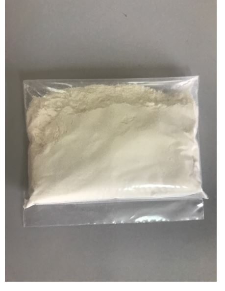 Preparación alimenticia en polvo a base de leche desnatada en polvo, lecitina de soja, permeator y vitaminas con un contenido de grasa inferior al 1.5% en peso.
Se usa para la alimentación humana.
No contiene lactosuero, aceite de girasol, queso fundido en ninguna variante, caseinato, fosfatodisódico ni ácido láctico.
Se presenta en grandes bolsas o en sacos de 25 kg. Se vende al por mayor.
