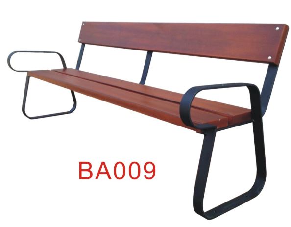 Banco con respaldo, dispone de apoyabrazos y patas de fundición de hierro ductil (grafito esferoidal). El respaldo y el asiento son de madera de pino o tropical.
Se utiliza como asiento.
El armazón es de metal y el respaldo y asiento de madera de pino o tropical.
