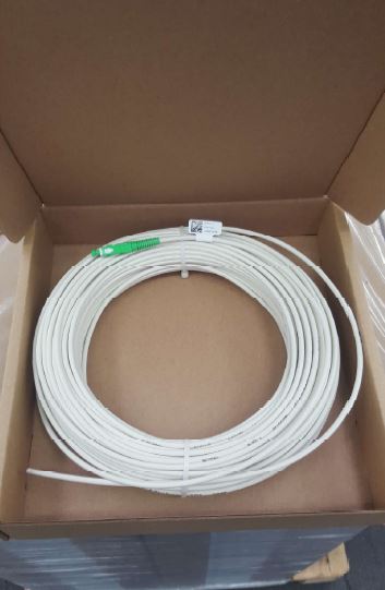 Cable óptico de acometida interior con conectores, de diversas longitudes.
Se utiliza para conectar la caja terminal del operador con la roseta de cliente.
El cable consta de una o dos fibras ópticas revestidas, colocadas dentro de un tubo holgado seco, rodeado de un refuerzo dieléctrico formado por fibras textiles sintéticas, todo ello dentro de una cubierta exterior ignifuga con un cordón de rasgado. Incorpora conectores SC/APC.