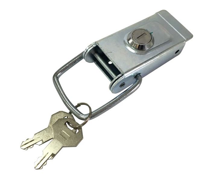 Dispositivo de cierre con cerradura, de chapa cincada. Lleva también una hebilla sujeta, del mismo material, donde se engancha su uña correspondiente.
Se utiliza en vehículos no automóviles (remolques ligeros) para cerrar la puerta trasera.
Medidas: 129 mm de largo, 38 mm de ancho y 55 mm de ancho en la parte de la hebilla.